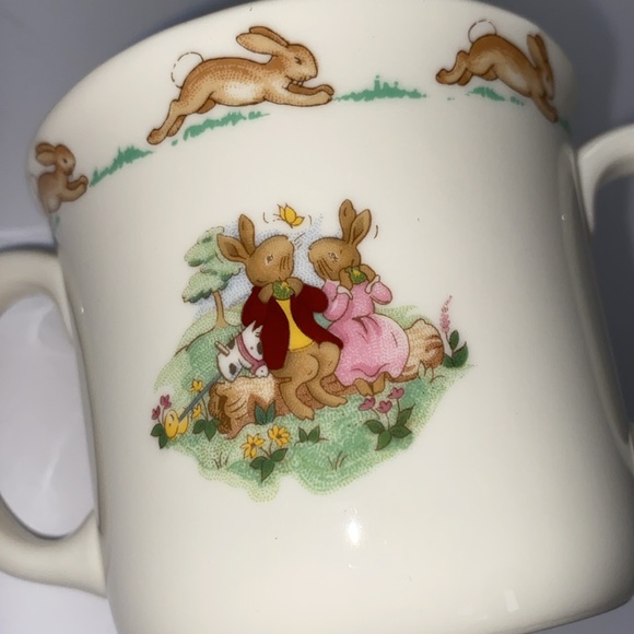 Vintage Bunnykins child’s two handled mug by Royal Doulton. - Picture 5 of 10